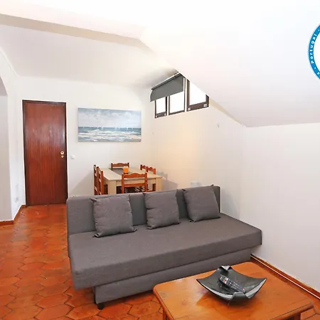 V - Seacliff Apartment *