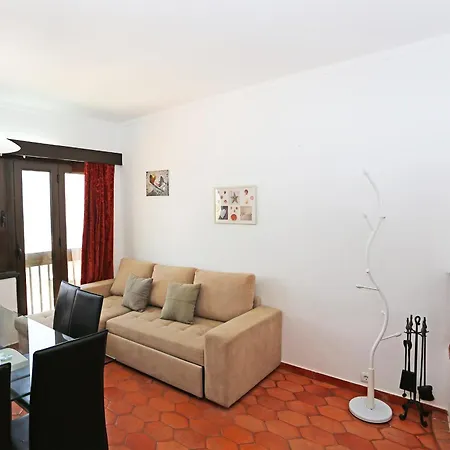 V - Seacliff Apartment