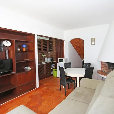 V - Seacliff Apartment *