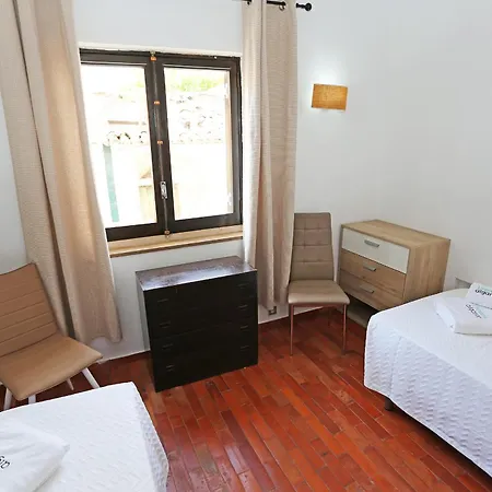 V - Seacliff Apartment