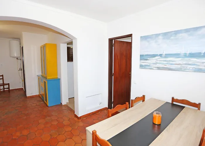 V - Seacliff Apartment *